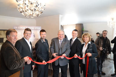 Les propriétaires des Habitations Paris et Frères en compagnie du conseiller Michel Bronsard. GUILLAUME JACOB/L'ÉCHO DE TROIS-RIVIÈRES/AGENCE QMI