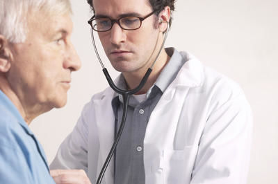 Plusieurs patients sont prêts à parcourir des dizaines de kilomètres pour éviter l attente et voir un médecin.