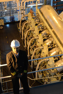 Le capitaine Pawan Kapoor devant l'immense moteur du Federal Sable, haut de trois étages. Trois-Rivières le 13 mars 2012. NICOLAS DUCHARME/L'ÉCHO DE TROIS-RIVIÈRES/AGENCE QMI