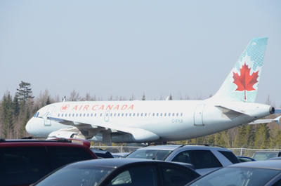 Un premier avion d Air Canada est atterri à Trois-Rivières, mercredi le 21 mars 2012, depuis la fermeture de l usine Aveos de Montréal, plus tôt cette semaine. La compagnie Premier Aviation, basée à Trois-Rivières, effectuait déjà des travaux de peinture pour Air Canada. Avec son nouveau hangar, Premier Aviation dispose d'un plus grand potentiel. Ses carnets d entretien sont assez remplis ces temps-ci, mais il y a encore de la place. PHOTO : Guillaume Jacob /  Agence QMI