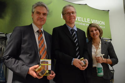 Steve Teasdale, vice-président aux affaires scientifiques d'Innu-Science, Yves Hurtubise, directeur scientifique, et Jeanne Charbonneau, directrice générale de Vire-vert. GUILLAUME JACOB/L'ÉCHO DE TROIS-RIVIÈRES/AGENCE QMI