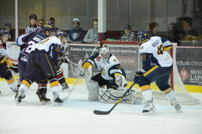 Le gardien Luc Bélanger n'a cédé qu'à une reprise dans la victoire de l'Isothermic 5-1 sur le Caron et Guay. Trois-Rivières le 7 avril 2012. NICOLAS DUCHARME/L'ÉCHO DE TROIS-RIVIÈRES/AGENCE QMI