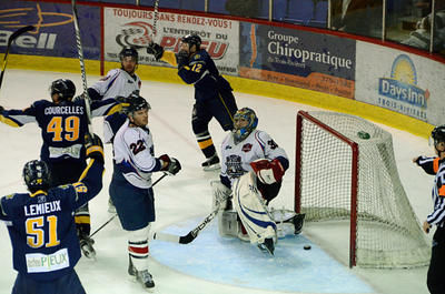 Le but d'Éric Lecompte avec moins de quatre minutes à faire a jeté une douche froide dans le Colisée. Trois-Rivières le 6 avril 2012. NICOLAS DUCHARME/L'ÉCHO DE TROIS-RIVIÈRES/AGENCE QMI