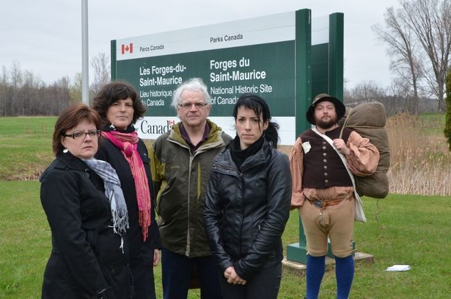 Josée Grandmont (Culture Mauricie), Yolaine Masse (Tourisme Trois-Rivières), Jean Roy (Société d'histoire du Cap-de-la-Madeleine) et Marie-Andrée Levasseur (Médiat-Muse) déplorent les coupures dans Parcs Canada.