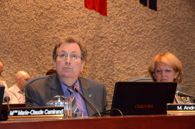 Le conseiller André Noël soupçonne que la Ville accumule à dessein les surplus budgétaires depuis 2004, ce qui a permis notamment de payer une partie du projet d’amphithéâtre comptant.