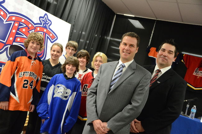 René Dufour et Nicolas Thibeault s’occuperont respectivement de l’administration et du hockey dans la nouvelle initiative sportive de la Commission scolaire Chemin-du-Roy qui permettra aux jeunes de découvrir le hockey scolaire.