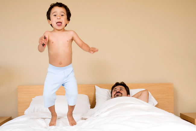 Les changements de saison et la luminosité à l’aube peuvent expliquer qu’un enfant se réveille très tôt vers 5 heures du matin.
