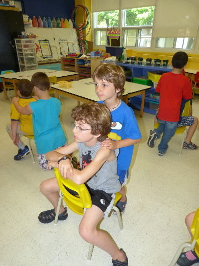 Pierre Blais s’est donné pour mission de promouvoir des activités de massage pour enfants dans les écoles primaires du Québec. Par équipes de deux, par-dessus les vêtements, les enfants prennent part à cette activité. 
