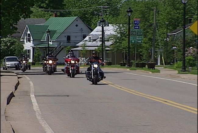 Pour éviter les accélérations brusques, à la sortie du village, la limitation de vitesse a été ajustée. De 50 km/h, on passe à 70 km/h, puis un peu plus loin à 90 km/h.
