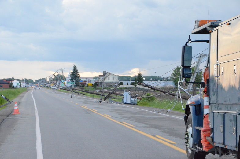 Le vent couche des poteaux à Louiseville