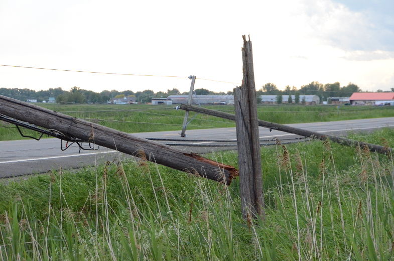 Le vent couche des poteaux à Louiseville