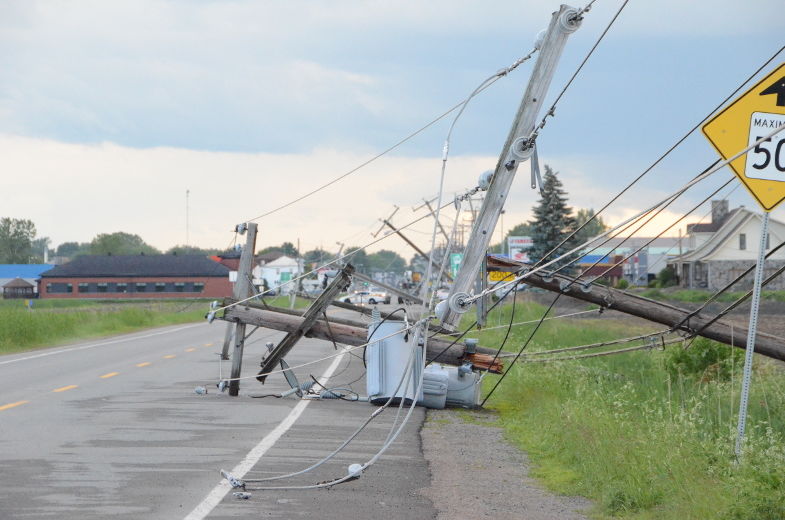 Le vent couche des poteaux à Louiseville