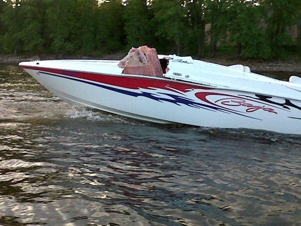 La Sûreté du Québec est à pied d'oeuvre pour tenter de trouver les deux plaisanciers de 27 ans disparus après l'accident du bateau sur lequel ils prenaient place.