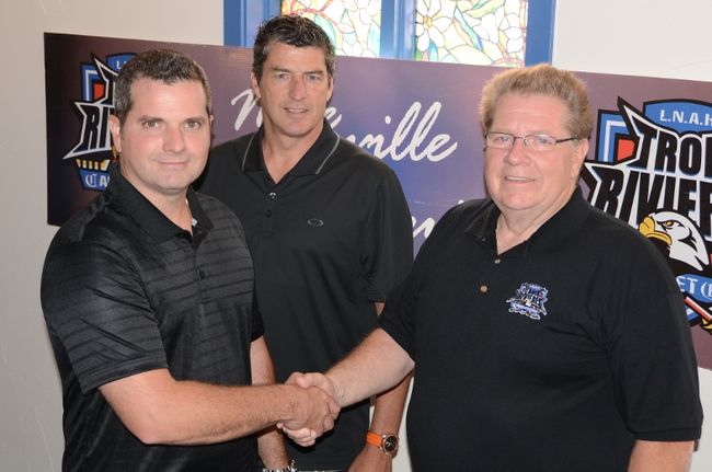Jean-François Labbé dirigera le Caron et Guay de Trois-Rivières la saison prochaine. Le propriétaire Léo-Guy Morrissette(à droite) en a fait l'annonce jeudi. De plus, Sylvain Robert (au centre) devient un des actionnaires de la formation.