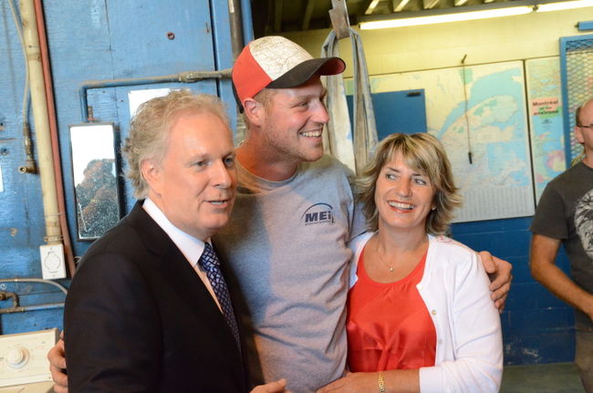 M. Charest et Danielle St-Amand, députée de Trois-Rivières, en compagnie d’un travailleur de MEi Assainissement.