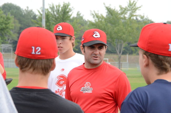 L'entraîneur-chef des Aigles, Rémi Doucet, est au travail depuis lundi avec l'équipe qui représentera Trois-Rivières au Championnat canadien de baseball junior qui s'amorcera jeudi au Stade Fernand-Bédard.