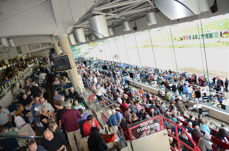 L'hippodrome de Trois-Rivières n'a pu contenir les 6000 personnes qui s'y sont présenté, dimanche, à l'occasion du premier programme de course à y être présenté depuis sa fermeture en 2008.