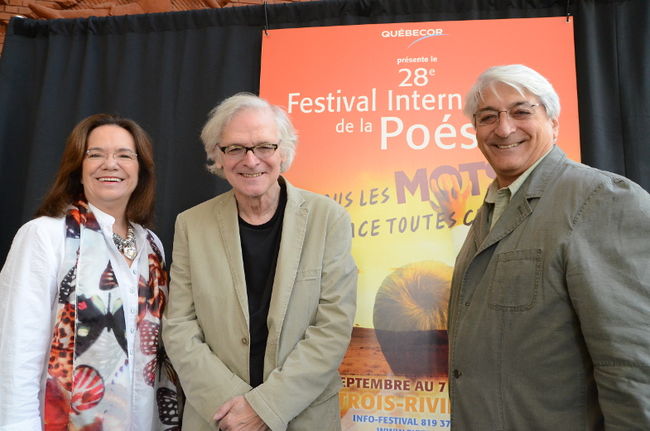 Le poète Normand de Bellefeuille se mérite cette année le grand prix Quebecor du Festival international de la poésie de Trois-Rivières. On le voit ici entouré de Maryse Baribeau et Gaston Bellemare, organisateurs de l’événement.