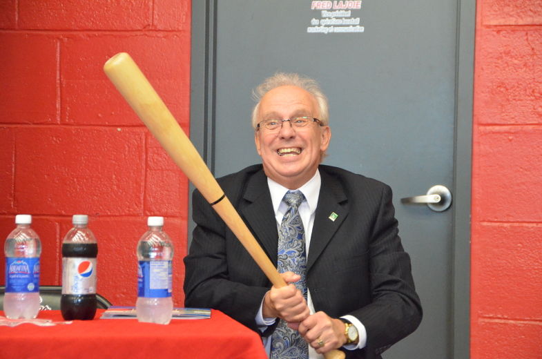 Le conseiller du district de la Madeleine, René Goyette, semblait particulièrement heureux lors de l'annonce du retour du baseball professionnel à Trois-Rivières.