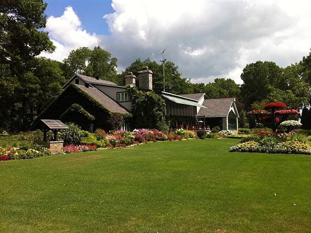 1- 10791 rue Notre-Dame Ouest, Trois-Rivières, 2 400 000$
Évaluation municipale (2013) : 1 470 000$
Agence : Sotheby’s International Realty Canada
Ce gigantesque domaine de 16 171 mètres carrés est situé à la pointe du Lac St-Pierre, dans le secteur Pointe-du-Lac. Construite en 1978, cette luxueuse résidence possède une piscine intérieure et un système de géothermie ainsi qu’une immense verrière surplombant un jardin garni de fontaines et de fleurs. On y compte trois salles de bain et une possibilité de six chambres.