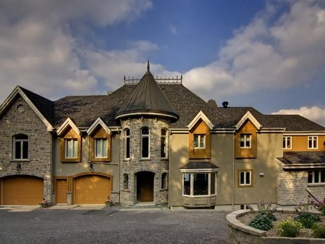 4- 3000 chemin Vallée, Saint-Alexis-des-Monts, 1 199 000$
Évaluation municipale (2012) : 650 000$
Agence : Profusion Immobilier
Cette splendide propriété se trouve en pleine nature, au bord du lac Sacacomie. Construite en 1990, et ayant presque doublé de superficie depuis, cette résidence est située sur site enchanteur de 43 000 pieds carrés. Elle contient cinq chambres à coucher, trois salles de bain et deux garages doubles.