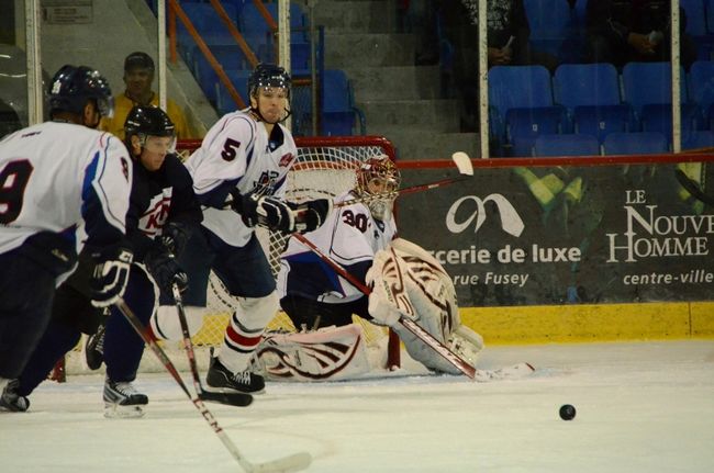 Le gardien David Guerrera a été laissé seul à lui-même en troisième période de l'affrontement entre le Caron et Guay et les River Kings de Cornwall.