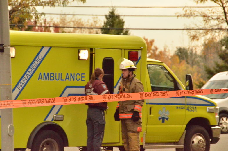 Une dame a été transportée au Centre hospitalier régional de Trois-Rivières pour soigner des blessures mineures aux bras.