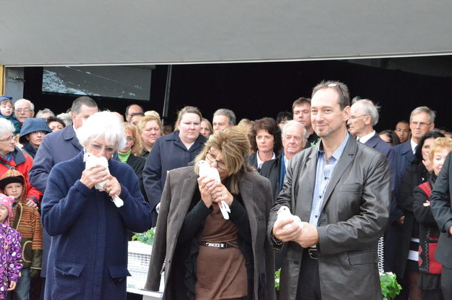 La mère de Bernard Mailloux, la conjointe de Michel Nadeau, Linda, et Jean Fournier, le seul survivant de l’accident, ont été les premiers à effectuer l’envolée des colombes.