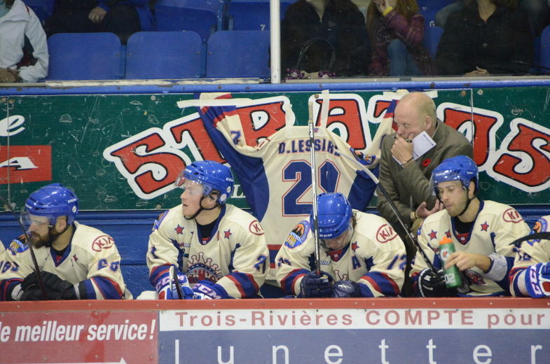 Les River Kings de Cornwall ont accroché le chandail de Dannick Lessard derrière leur banc. Le hockeyeur repose dans un état critique à l'hôpital après avoir été atteint par balles dans la nuit de samedi à dimanche.