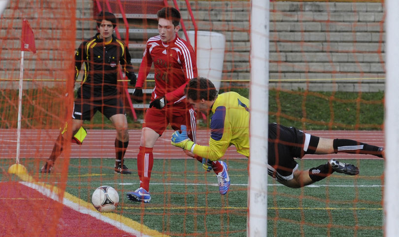 Le Rouge et Or reçoit les Patriotes de Trois-Rivières pour la final de soccer masculin au Peps de l'université Laval.
Dimanche le 04 Novembre 2012.
BENOIT GARIEPY/JOURNAL DE QUEBEC/AGENCE QMI