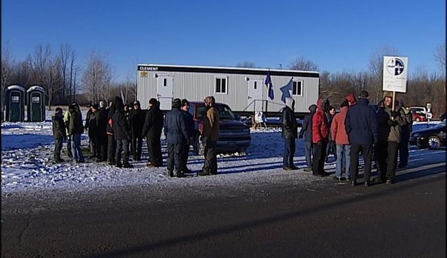 Plus de 100 retraités d'ABI ont manifesté par solidarité envers les actuels travailleurs de l'usine, vendredi matin.