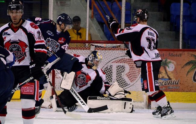 Le Caron et Guay s'est buté au gardien Francis Gourdeau, qui a été l'un des artisans de la victoire en fusillade du HC Carvena, dimanche, au Colisée de Trois-Rivières.