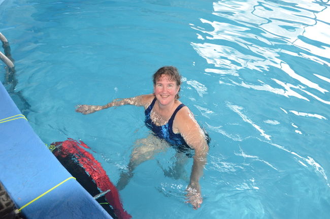 Dominique Bolduc pratique l’aqua trampoline à la verticale