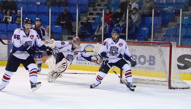 À son premier match depuis deux mois, le gardien David Guerrera s'est transformé en Superman à quelques reprises, réalisant 39 arrêts dans une victoire de 3-2 du Caron et Guay sur l'Isothermic de Thetford Mines.