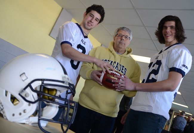 L’Académie Les Estacades évoluera en division 1 la saison prochaine, ce qui réjouit énormément son pilote, Jacques Dussault, ainsi que deux de ses protégés, William Garceau et Alexandre Archambault.