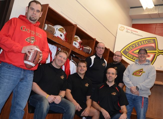 L’équipe d’entraîneurs entourant les Gothics est formée de Jean-Luc Lemieux, Christopher Plamondon, Jimmy Thompson, Sébastien Provencher, Luc Thiffault, Guillaume Beaulieu et Marc Lépine. Absent sur la photo : Carol Alarie, Stéphane Morency, Éric Desjardins et François Boucher.