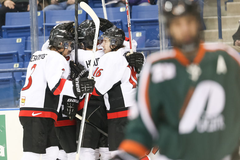 Une scène typique de l’affrontement entre les Patriotes de l’UQTR et les Varsity Reds de UNB. Ces derniers ont marqué huit buts dans la victoire sur les Trifluviens.