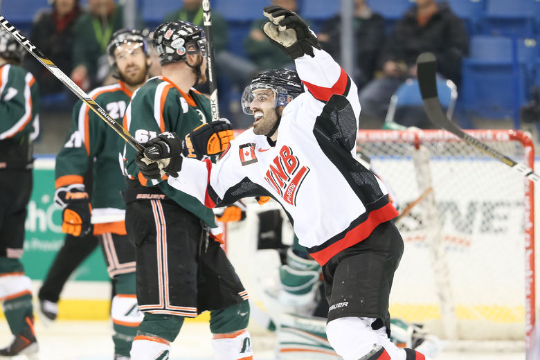 Une scène typique de l’affrontement entre les Patriotes de l’UQTR et les Varsity Reds de UNB. Ces derniers ont marqué huit buts dans la victoire sur les Trifluviens.