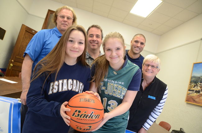 Émy Carrier, de l’Académie Les Estacades et Laurence Ricard, du Séminaire Saint-Joseph, compétitionneront lors des championnats provinciaux de basketball benjamin. Elles sont accompagnées sur la photo de Michel St-Pierre, Charles Hébert, Faisal Docter et Micheline Guillemette. 