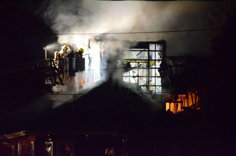 Maison ravagée par les flammes