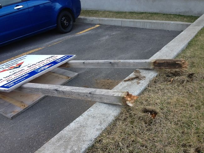 L’enseigne d’Olymbec sur le stationnement de ses appartements se situant sur la rue Nérée-Duplessis.