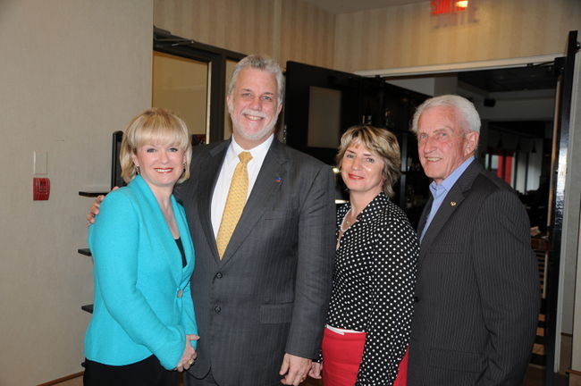 Le chef du PLQ, Philippe Couillard, en compagnie de ses députés de la Mauricie, Julie Boulet, Danielle Saint-Amand et Jean-Paul Diamond.