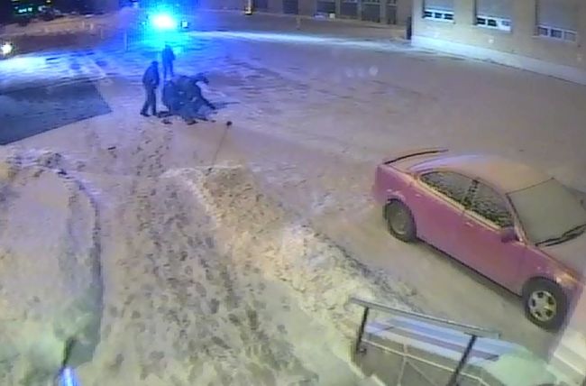 Les quatre policiers impliqués dans l’arrestation musclée d’Alexis Vadeboncoeur le 2 février devront dorénavant se passer de leur salaire.