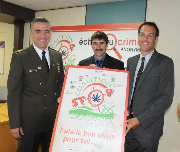 La nouvelle affiche de la Coalition Stop Cannabis présentée par le lieutenant Daniel Badeau, le préfet de la MRC de Nicolet-Yamaska Mario Lyonnais et le directeur de la MRC de Nicolet-Yamaska Jean-François Albert.