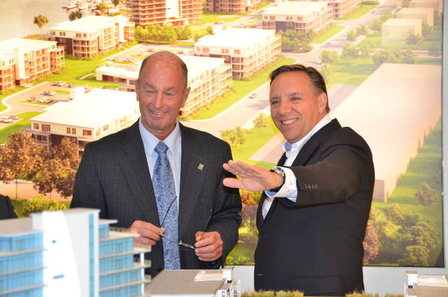 En compagnie du maire Yves Lévesque, François Legault a visité le site du projet Trois-Rivières sur Saint-Laurent, dont il a par la suite vanté les mérites.
