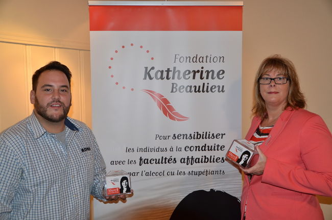 @09 Bas de vignette:Des tirelires pour recueillir des fonds pour la Fondation Katherine Beaulieu ont fait leur apparition dans les commerces de la région. De gauche à droite : Martin Saucier, représentant du groupe Rona H. Matteau et Rona L’Entrepôt et partenaire de la levée de fonds, et Lise Lebel, fondatrice.