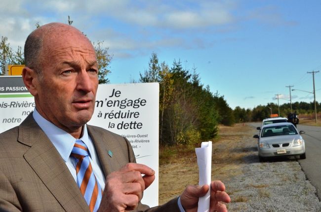 Yves Lévesque a tenu sa conférence de presse devant le terrain qui accueillera la future caserne, située à proximité de l’aéroport.
