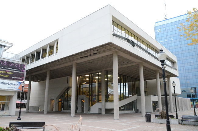 Dix nouveaux conseillers se joignent au conseil municipal.