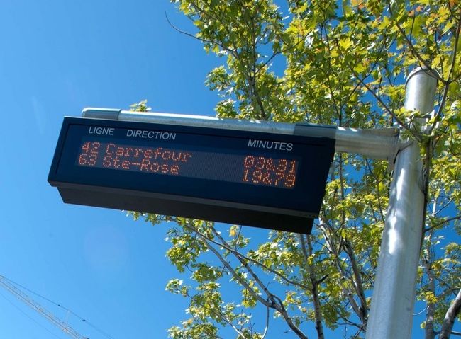 Les panneaux à messages variable pourraient bien ressembler à celui-ci, implanté par la Société de transport de Laval.