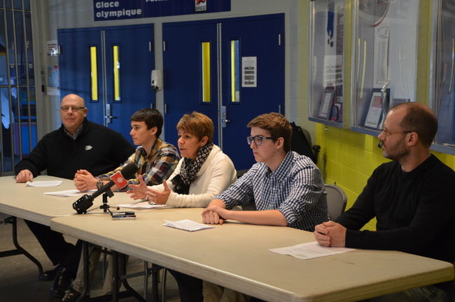 De gauche à droite: André Ricard, président de Hockey Mauricie, Vincent Giguère, athlète en canoë-kayak, Claudine Hébert, vice-présidente de l’Association des clubs de patinage artistique de la Mauricie, Vincent Paradis, athlète en natation, et François Noël, entraîneur de judo.